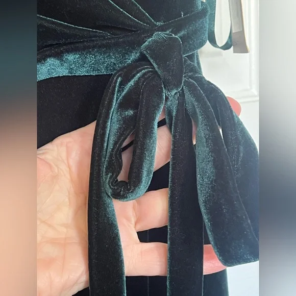 NWT Elegant ALLURE BRIDESMAIDS Green Velvet Dress SZ 12 V-neck built in bra - Picture 5 of 11